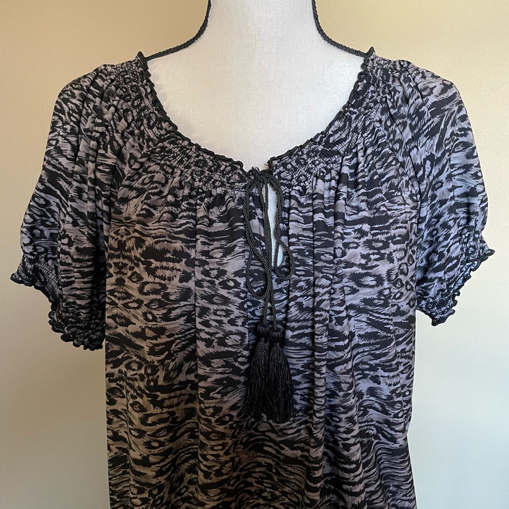 Isabella Rodriguez Gray, Light Brown, Black Leopard Print Loose Top   Sz L  EUC